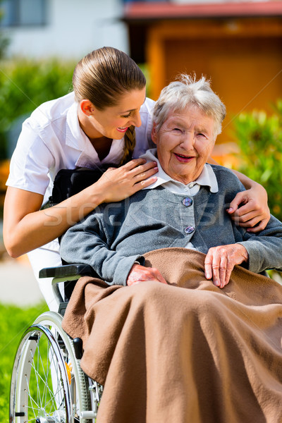 Senior femeie sanatoriu particular asistentă grădină şedinţei Imagine de stoc © Kzenon