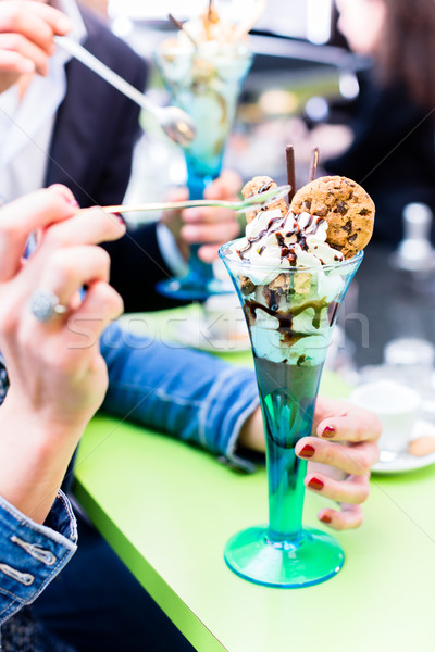 пару мороженым мороженое с фруктами кафе человека Сток-фото © Kzenon