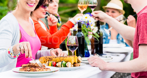 Vrouwen mannen vieren tuinfeest eten drinken Stockfoto © Kzenon