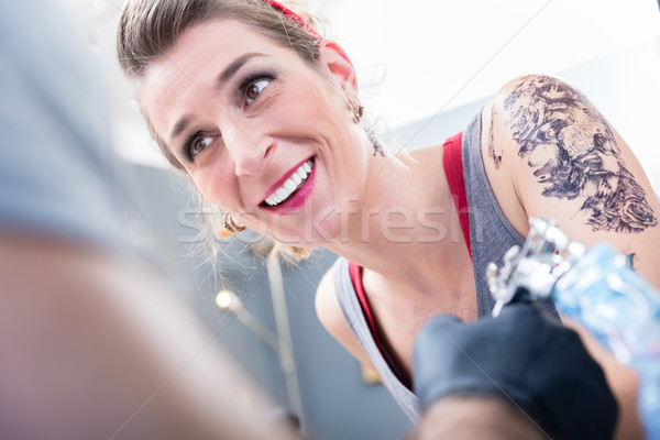 Stockfoto: Vrolijk · vrouw · glimlachen · vertrouwen · moderne · tattoo · studio