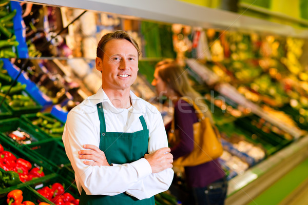 Stockfoto: Man · supermarkt · winkel · assistent · plantaardige · plank