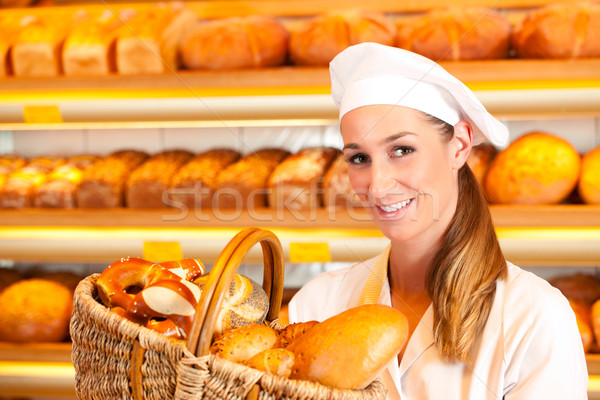 Stockfoto: Vrouwelijke · bakker · verkopen · brood · mand · bakkerij