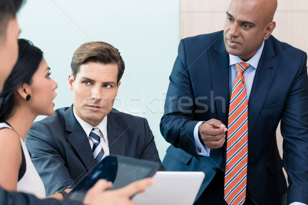 Igazgató magyaráz előrelátás üzleti megbeszélés férfi nők Stock fotó © Kzenon