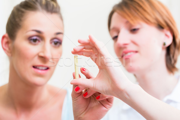 Nők magyaráz homeopátia alternatív háziorvos kezelés Stock fotó © Kzenon