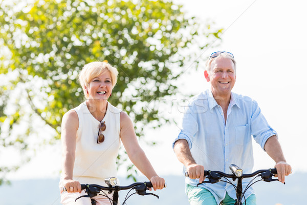 Senior vrouw man fiets tour pad Stockfoto © Kzenon