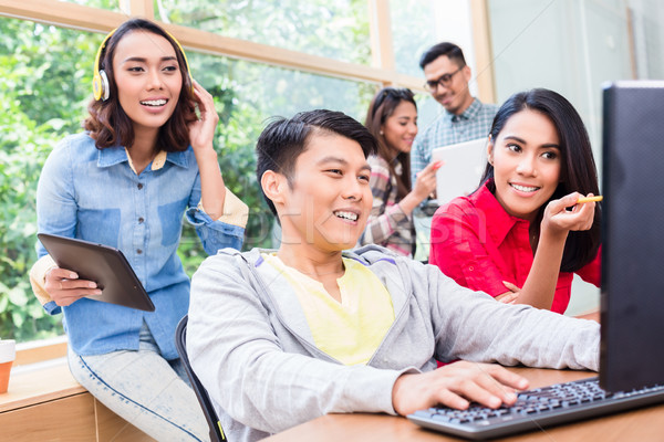 Foto stock: Alegre · empleado · útil · instrucciones · jóvenes · de · trabajo