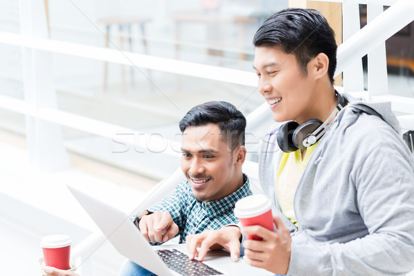 [[stock_photo]]: Deux · jeunes · asian · hommes · utilisant · un · ordinateur · portable · détente