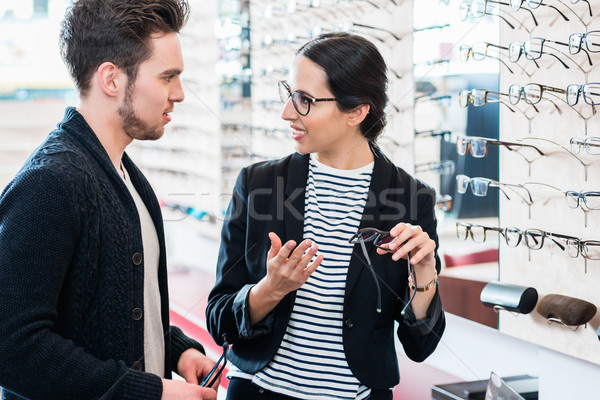 Kadın adam satın alma gözlük gözlükçü alışveriş Stok fotoğraf © Kzenon