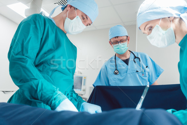 Cirúrgico médico completo concentração operação trabalhando Foto stock © Kzenon
