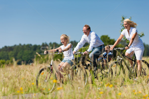 Familie Radfahren Freien Sommer Baby und Stock foto © Kzenon