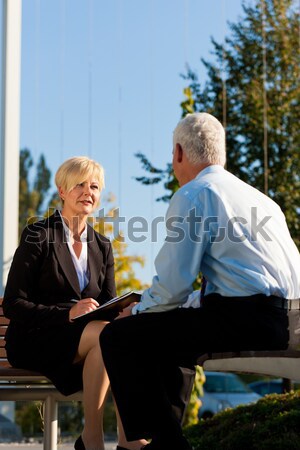 Afaceri în aer liber om femeie discuţie Imagine de stoc © Kzenon