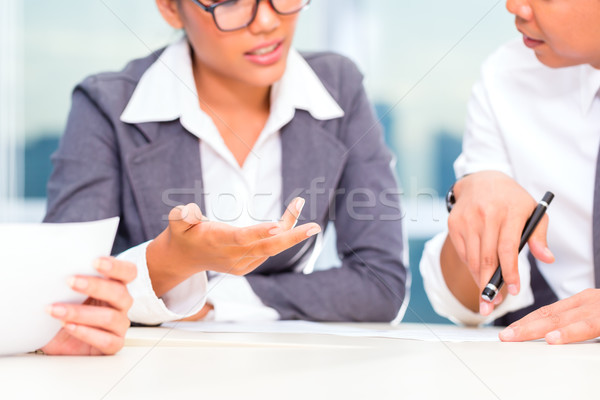 ázsiai üzletemberek megbeszélés iroda közelkép üzlet Stock fotó © Kzenon