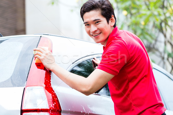 Asian człowiek czyszczenia mycia samochodu gąbki Zdjęcia stock © Kzenon