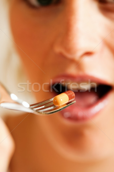 Nő eszik kiegészítők táplálékkiegészítő tabletta villa Stock fotó © Kzenon