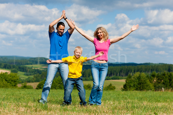 Familie spielen Wiese Sommer jungen Fuß Stock foto © Kzenon