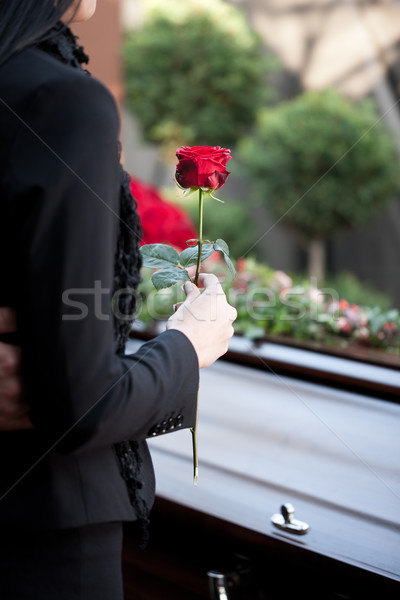 Foto d'archivio: Donna · funerale · bara · religione · morte · cimitero