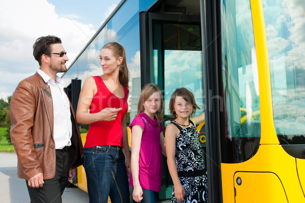 Utasok beszállás busz állomás gyerekek férfi Stock fotó © Kzenon