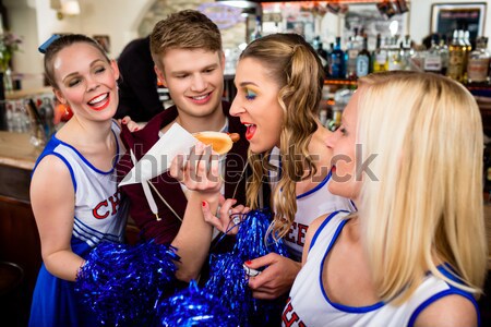 Lányok élvezi éjszakai élet klub iszik koktélok Stock fotó © Kzenon