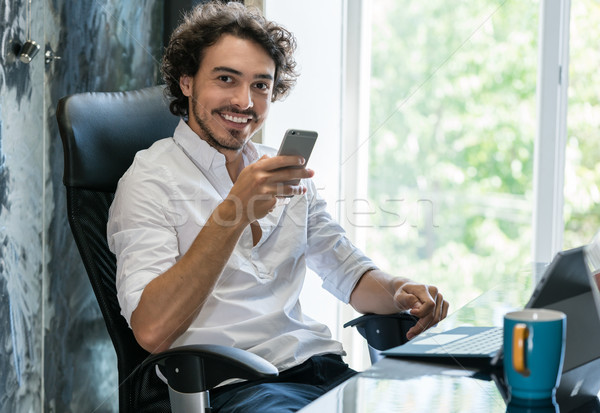 Kreative Direktor Vertretung Smartphone schauen Büro Stock foto © Kzenon