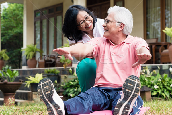 Foto stock: Alegre · senior · mulher · ajuda · parceiro · exercício