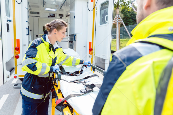 Ambulanţă caz de urgenţă femeie maşină om Imagine de stoc © Kzenon