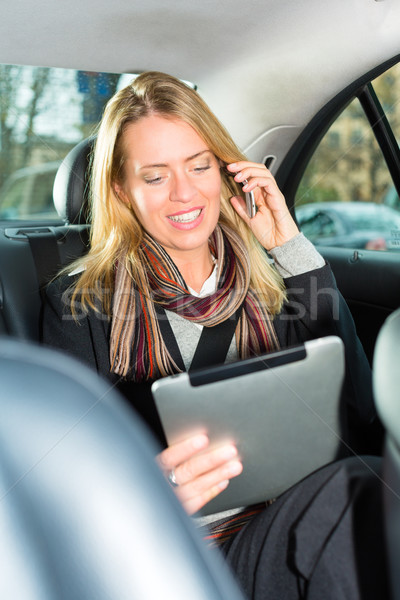 Сток-фото: женщину · такси · телефон · молодые · деловая · женщина · вождения