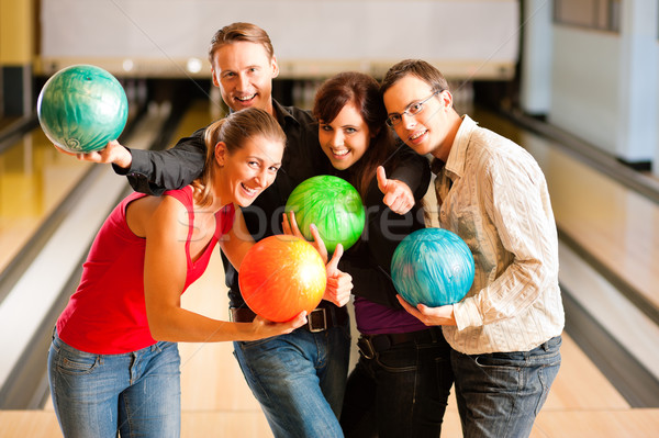 Prietenii bowling împreună grup patru Imagine de stoc © Kzenon