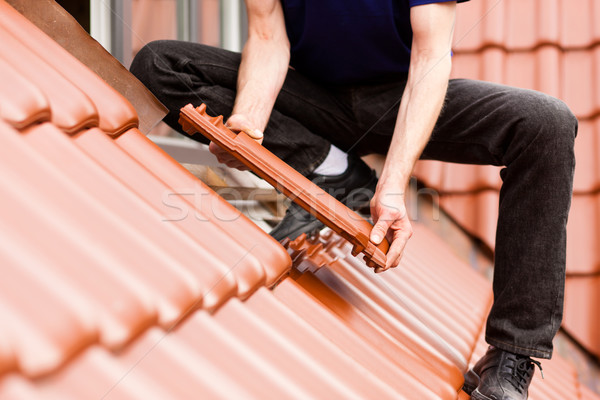 商業照片: 屋頂 · 新 · 瓦 · 建築工人 · 常設 · 房子