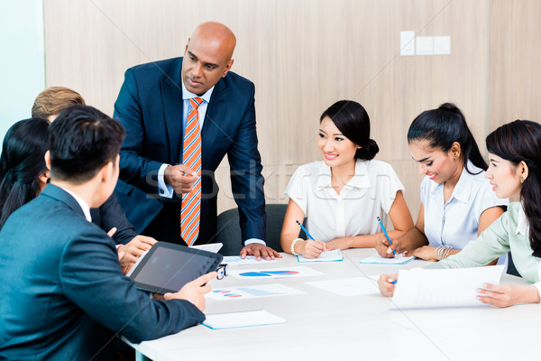 Diversidad equipo negocios desarrollo reunión gráficos Foto stock © Kzenon