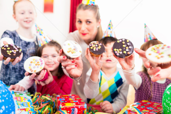 Stock fotó: Gyerekek · mutat · muffin · torták · születésnapi · buli · kamera