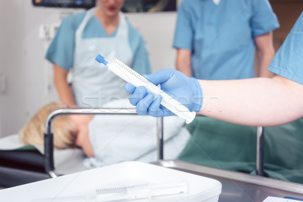 Asistentă anestezie pacient aşteptare spital Imagine de stoc © Kzenon