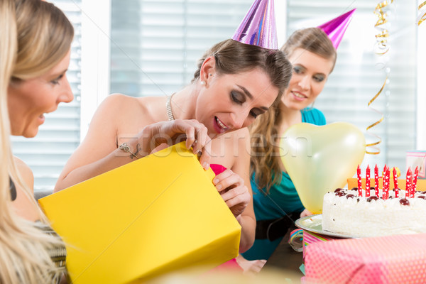 Foto stock: Mujer · hermosa · apertura · caja · de · regalo · cumpleanos · retrato