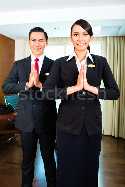 Stock fotó: ázsiai · hotel · személyzet · üdvözlet · kezek · együtt · portré