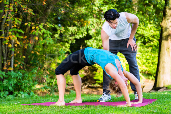 Jonge vrouw buitenshuis yoga stad park Stockfoto © Kzenon