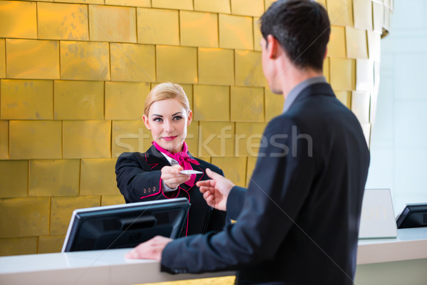 Hotel recepciós csekk férfi kulcs kártya Stock fotó © Kzenon