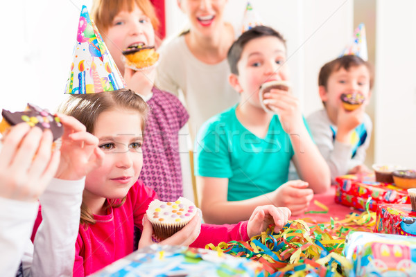 Gyerekek születésnapi buli muffinok torta gyerekek visel Stock fotó © Kzenon