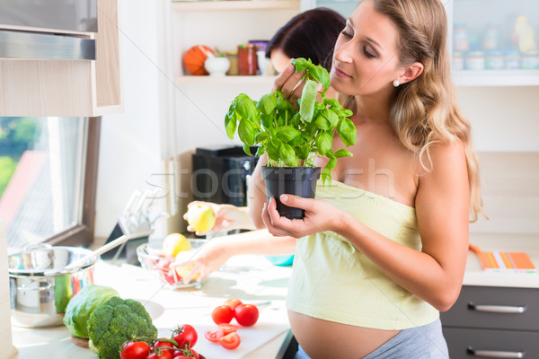 Dos embarazadas mejores amigos alimentos saludables mujer casa Foto stock © Kzenon