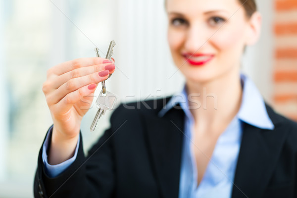 Tineri agent imobiliar chei apartament femeie casă Imagine de stoc © Kzenon