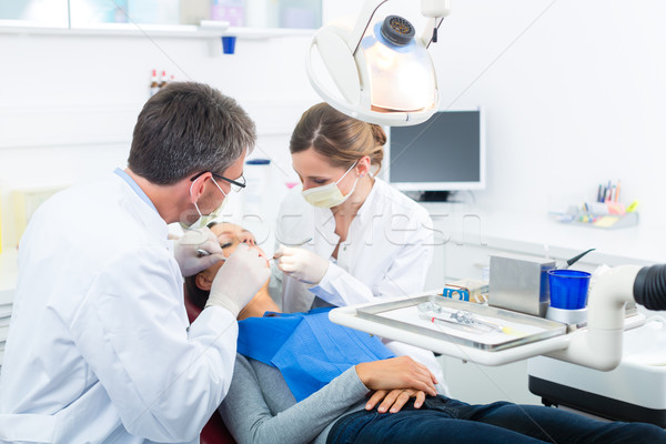 Paciente dentista dentales tratamiento femenino ayudante Foto stock © Kzenon