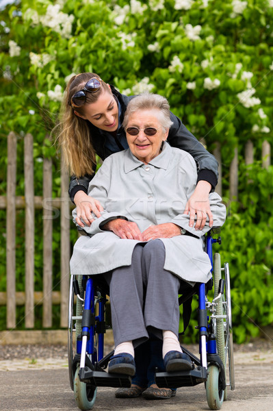 Jonge vrouw grootmoeder verpleeginrichting lopen hier rolstoel Stockfoto © Kzenon