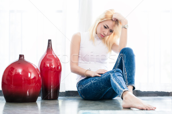 Depresji asian kobieta posiedzenia apartamentu piętrze Zdjęcia stock © Kzenon