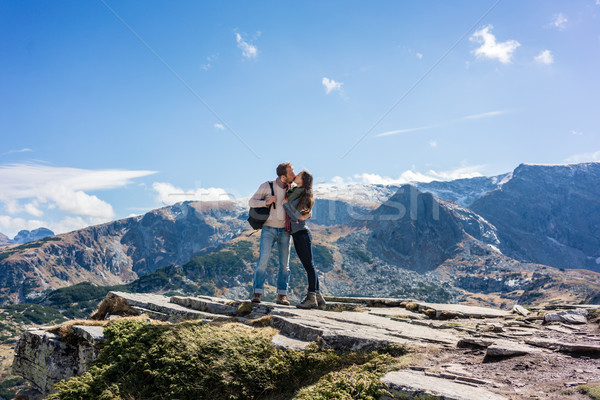 接吻 ·山· 徒步旅行 ·云 / woman and man kissing lovingly