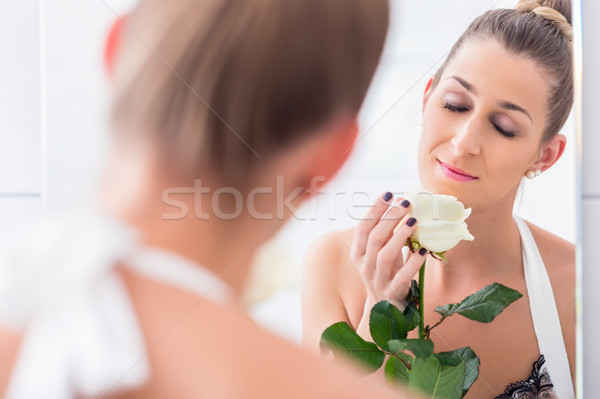 Foto stock: Mulher · branco · rosa · espelho · alegremente