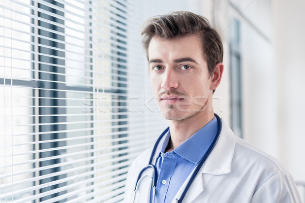 Foto stock: Retrato · jóvenes · grave · médico · mirando · cámara