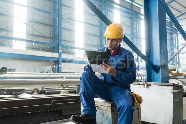 Asian Arbeitnehmer schriftlich Herstellung bestimmt Prozess Stock foto © Kzenon