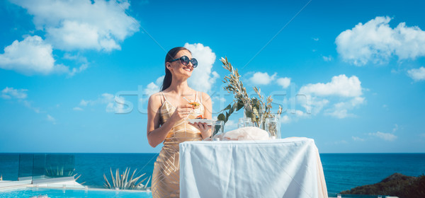 Frau golden Kleid Essen Strand Party Stock foto © Kzenon