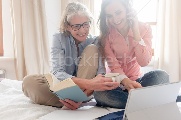 Idős fiatal nő együtt dolgozni nő telefon munka Stock fotó © Kzenon