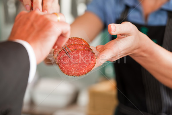 屠夫 顯示 新鮮 肉類 顧客 看 商業照片 © Kzenon