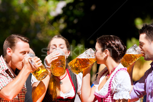 Twee gelukkig paar vergadering bier tuin Stockfoto © Kzenon