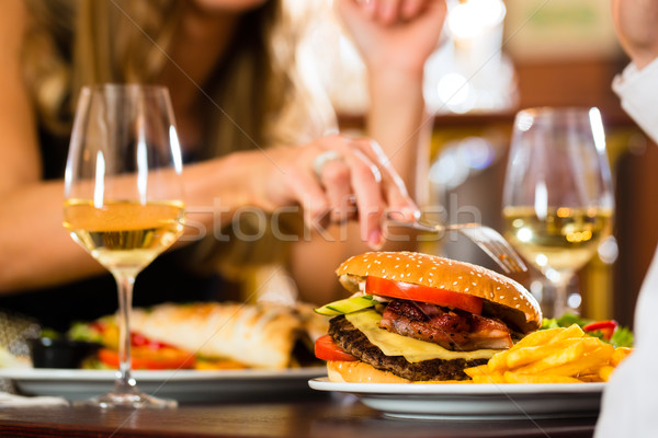 Gelukkig paar restaurant eten fast food man Stockfoto © Kzenon